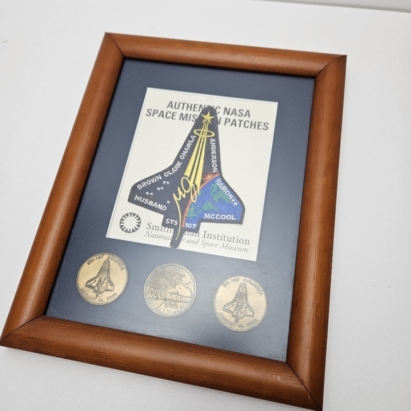 Smithsonian museum Nasa collectible framed patch and coins - Picture 8 of 8